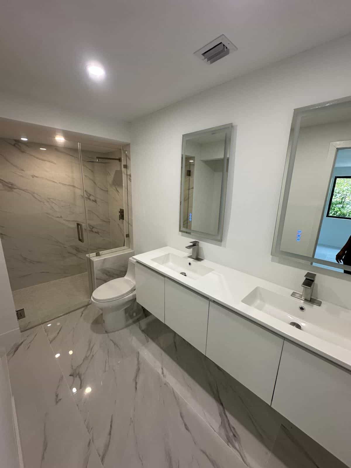 Before and after of a Bathroom remodeling by a plumber in Kendall